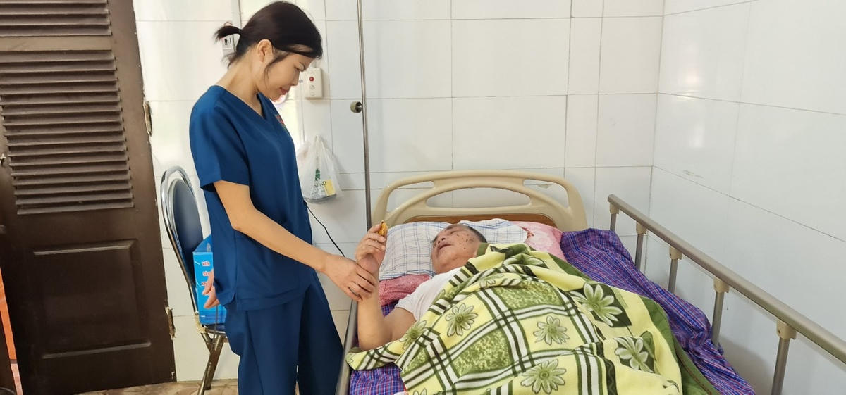 Điều dưỡng Nguyễn Thị Hằng chăm sóc thương binh tại Trung tâm Điều dưỡng thương binh Duy Tiên (Hà Nam). Ảnh: Duy Hưng.