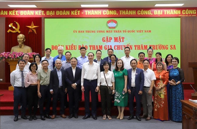 Phó Chủ tịch UBTƯ MTTQ Việt Nam Phùng Khánh Tài chụp ảnh lưu nhiệm cùng Đoàn đại biểu kiều bào đến từ 17 quốc gia trên thế giới tham gia chuyến thăm Trường Sa từ ngày 17/5 đến ngày 25/5/2022.