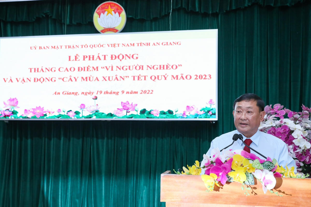 Chủ tịch Ủy ban MTTQ Việt Nam tỉnh An Giang Nguyễn Tiếc Hùng phát động Tháng cao điểm “Vì người nghèo” năm 2022.