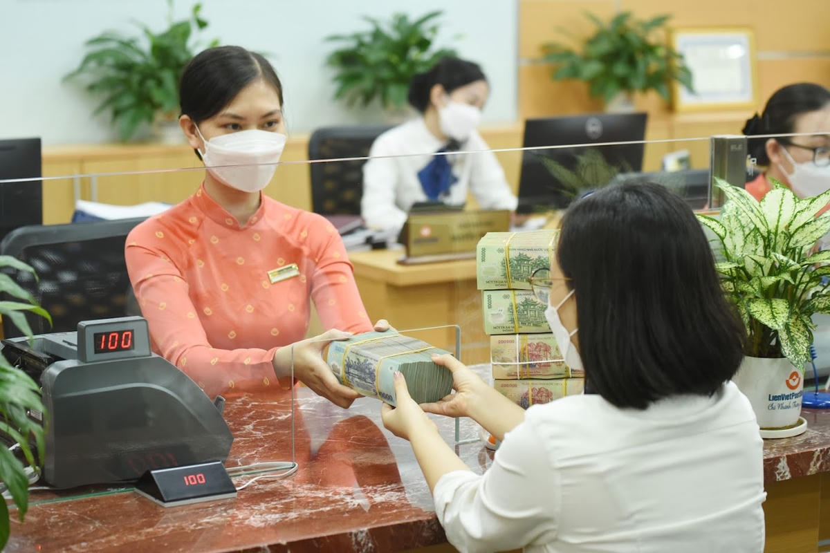 Nhiều ngân hàng đã có động thái hạ lãi suất huy động. Ảnh: Quang Vinh.
