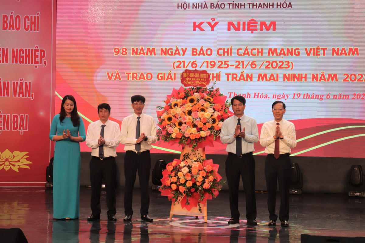 Lãnh đạo tỉnh Thanh Hóa tặng hoa chúc mừng thành công của Giải Báo chí Trần Mai Ninh.