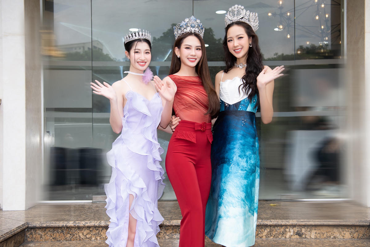 Ngoài ra, tham gia vào sự lựa chọn lần này còn có Top 3 Miss World Việt Nam 2022: Hoa hậu Mai Phương, Hoa hậu Bảo Ngọc và Á hậu Phương Nhi.