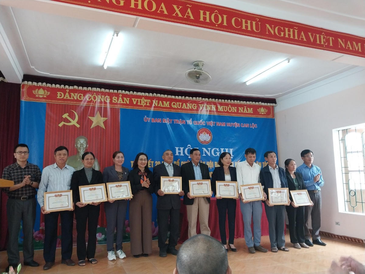 Huyện Can Lộc đã biểu dương, tặng thưởng Giấy khen của UBND huyện cho 18 tập thể KDC.