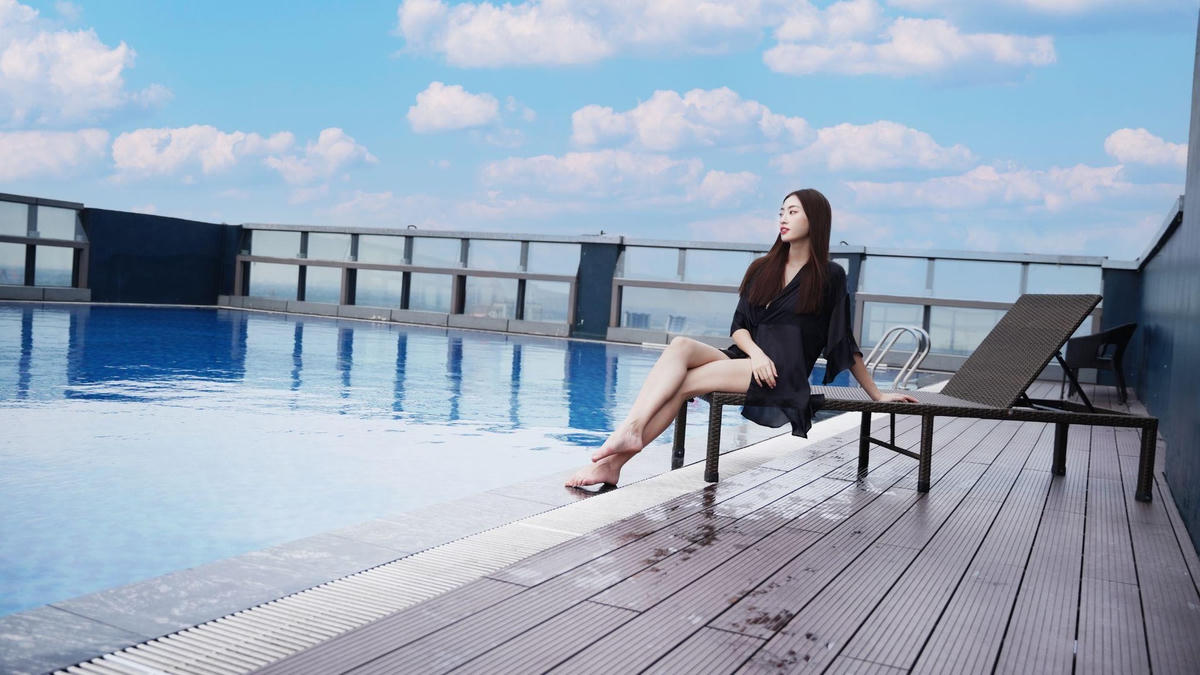 Đến những không gian đậm chất nghỉ dưỡng ngay giữa lòng đô thị, ngắm trời xanh mây trắng giữa làn nước xanh trong của “Sky Pool” - bể bơi Rooftop tại Sunshine City, nơi có thể phóng tầm mắt nhìn toàn cảnh sông Hồng hay hồ Tây tuyệt đẹp. 