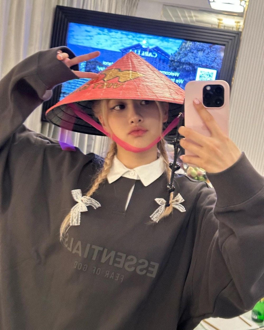 Không chỉ Jisoo và Jennie, mà thành viên Róse cũng có những bức ảnh selfie với nón lá. Nguồn: Instagram. 