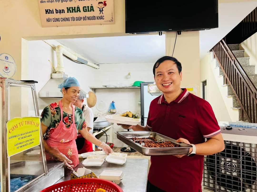 Anh Hán Quang Dự cùng đầu bếp của quán đang chuẩn bị những suất ăn.