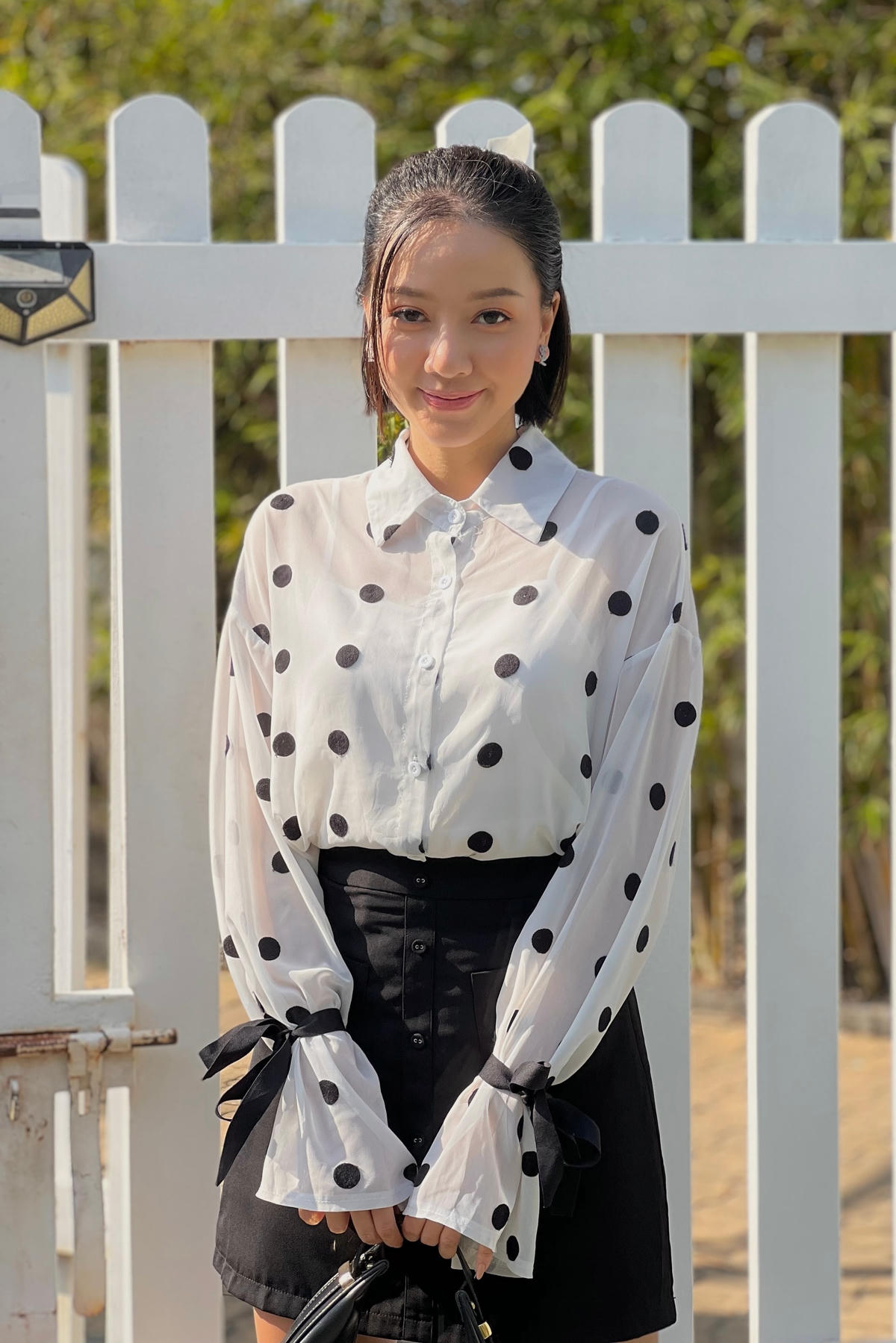 Về trang phục trong phim, Băng Di cho biết, do nhân vật có diễn biến tâm lý thay đổi khá rõ ràng, cụ thể là chia thành hai giai đoạn trước và sau khi ly thân với chồng. Trong giai đoạn hạnh phúc cùng chồng, nhân vật sẽ có những bộ trang phục mềm mại, nhẹ nhàng còn giai đoạn sau thì kiên quyết và cá tính hơn.