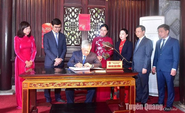 Chủ tịch Ủy ban Trung ương MTTQ Việt Nam Đỗ Văn Chiến ghi lưu bút tại Đền thờ Chủ tịch Hồ Chí Minh. 