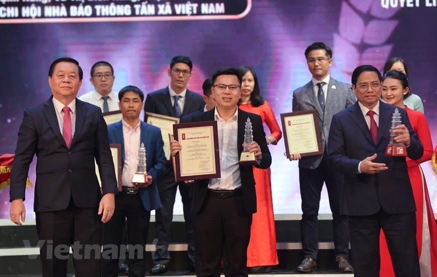 Phóng viên Báo Điện tử VietnamPlus được trao giải A tại Giải Báo chí Quốc gia lần thứ 16 năm 2021. Ảnh: TTXVN.