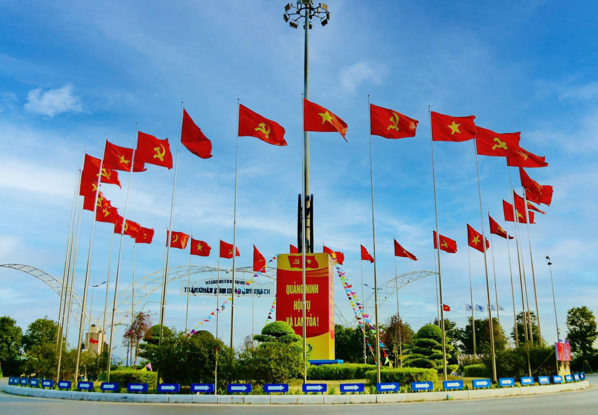 Sắc cờ đỏ rực giữa nền trời xanh.