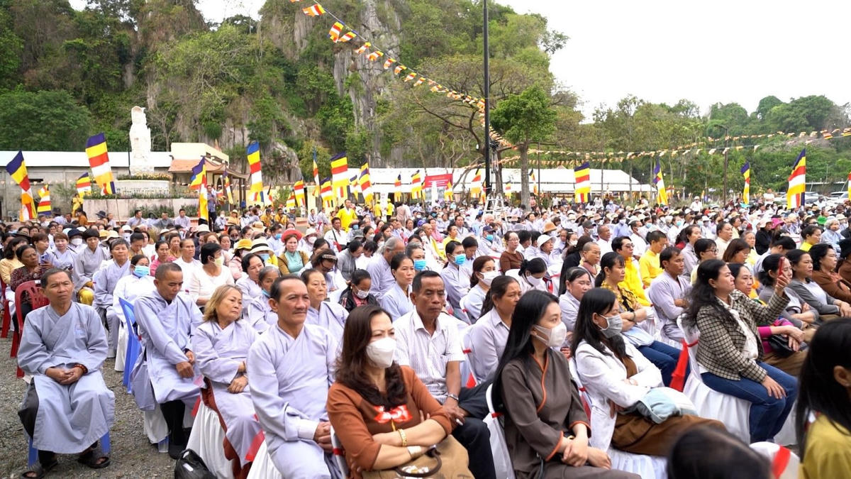 Hàng ngàn tăng ni, Phật tử và người dân, du khách thập phương về dự lễ động thổ xây dựng tôn tượng Bồ Tát Quán Thế Âm.