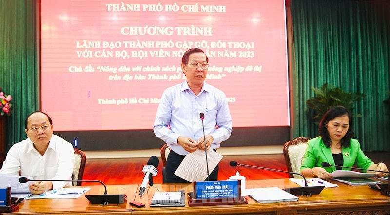 Lãnh đạo TP HCM đối thoại với nông dân.