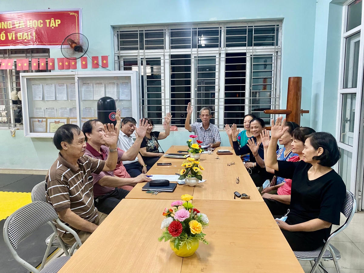 Ủy ban MTTQ phường Ngọc Lâm, quận Long Biên (Hà Nội) thống nhất triển khai công tác giám sát và nhận xét theo hướng dẫn.  