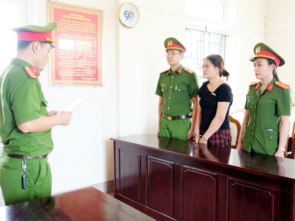 Cơ quan CSĐT Công an tỉnh Hà Tĩnh đọc lệnh bắt tạm giam Phạm Thị Oanh.