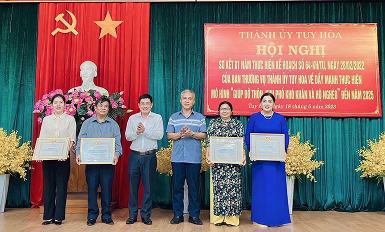 Tặng giấy khen cho tập thể, cá nhân có thành tích xuất sắc qua 1 năm thực hiện mô hình Giúp đỡ thôn, khu phố khó khăn và hộ nghèo đến năm 2025.