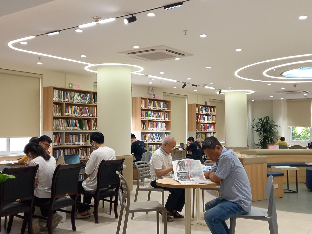 Nhiều người vẫn giữ thói quen đọc sách, nghiên cứu tại thư viện.