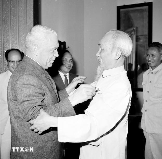 Chủ tịch Hồ Chí Minh đón Phó Chủ tịch Hội đồng Nhà nước Romania Emil Bodnăraş thăm Việt Nam (5/5/1966). (Ảnh: TTXVN)
