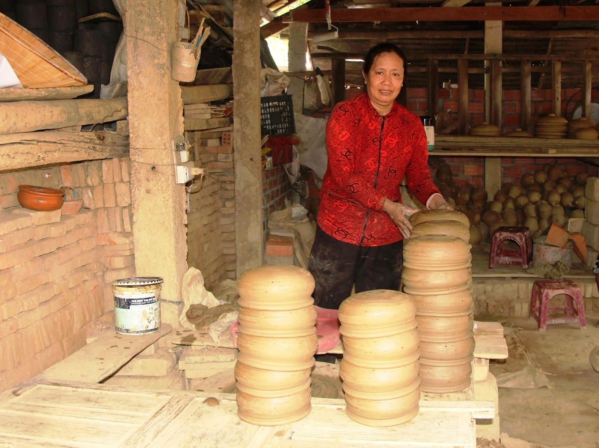 Người dân đem sản phẩm được làm từ đất vào lò để nung.