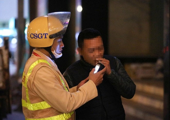 Tổ công tác Y10/141 kiểm tra nồng độ cồn.