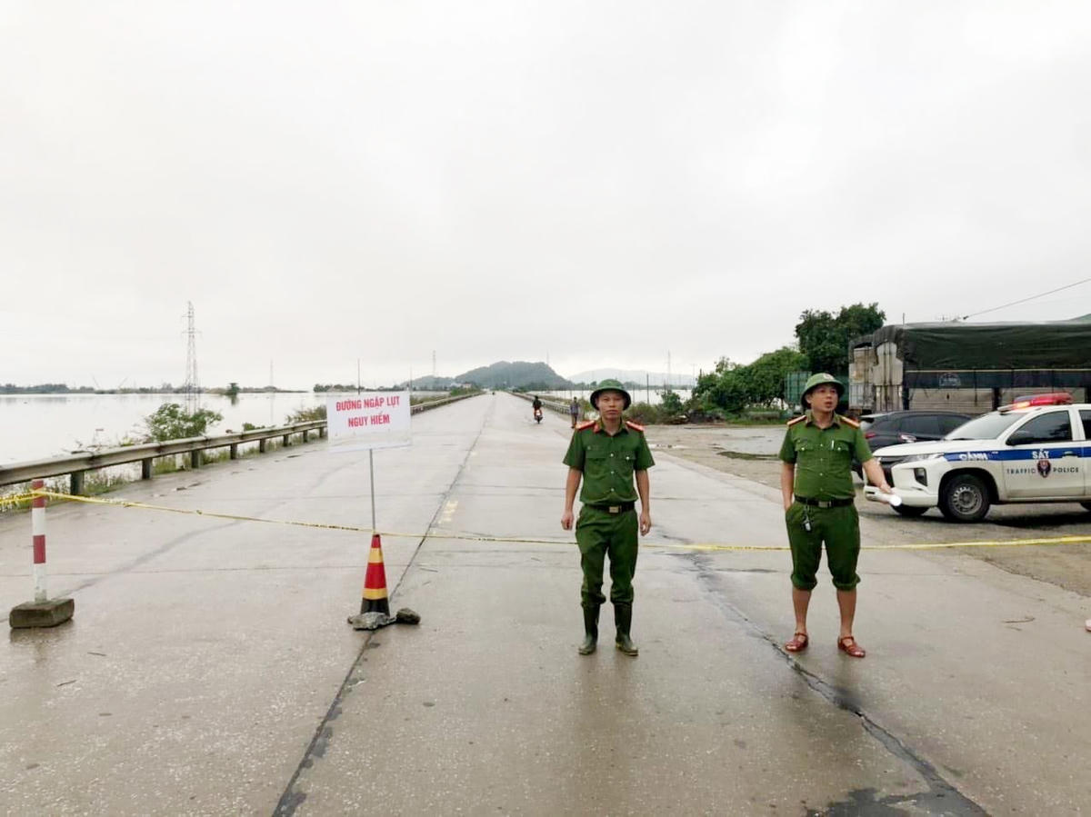 Lực lượng chức năng tiến hành làm rào chắn cấm phương tiện giao thông.