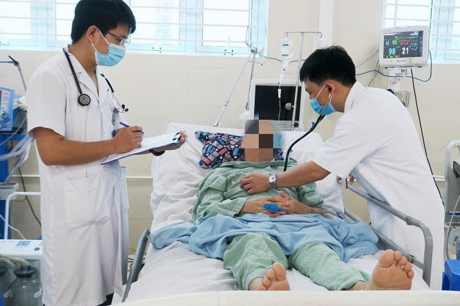 Bệnh nhân ngộ độc thuốc nam được điều trị tại cơ sở y tế.