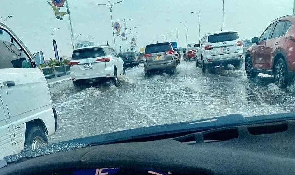 Hình ảnh cầu Vĩnh Tuy giai đoạn 2 bị ngập.