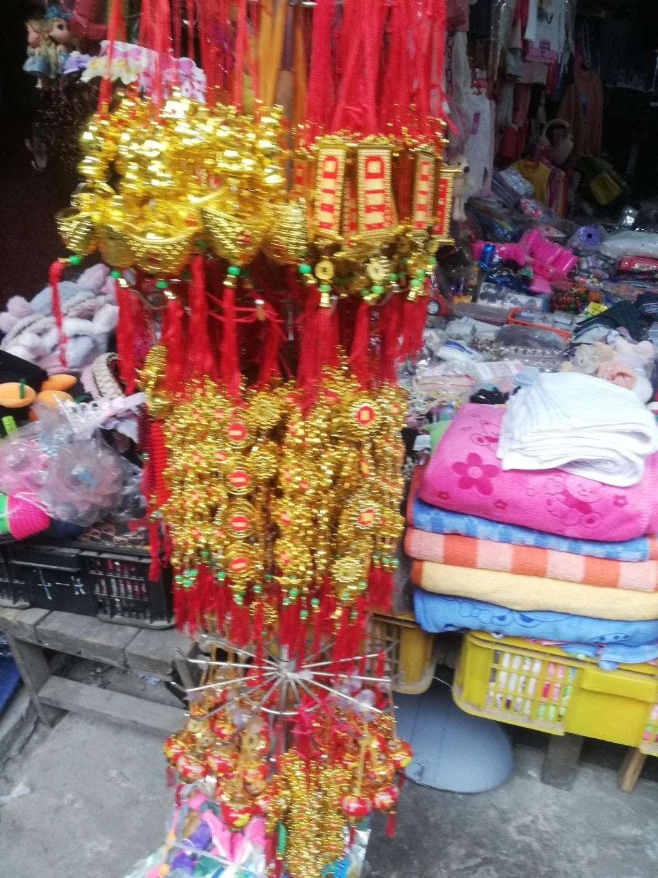 Đồ trang trí nhà cửa, cây đào cây quất cũng xuất hiện rất nhiều ở chợ dân sinh.