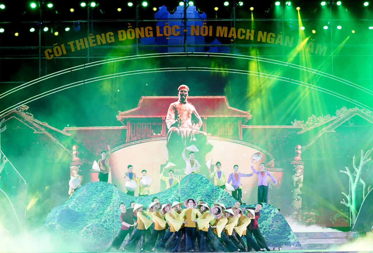 Tiết mục văn nghệ khai mạc chương trình. 