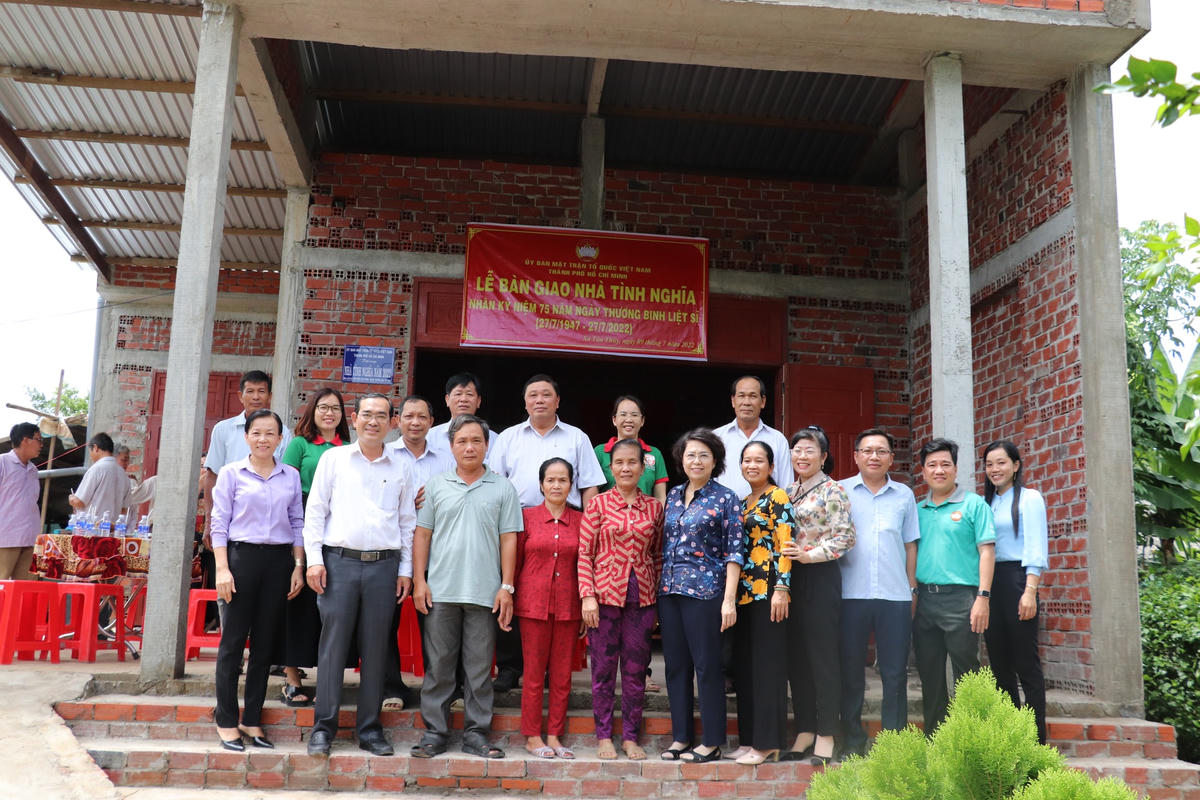 Bà Tô Thị Bích Châu và các thành viên đoàn công tác trao nhà tình nghĩa tại Bến Tre.