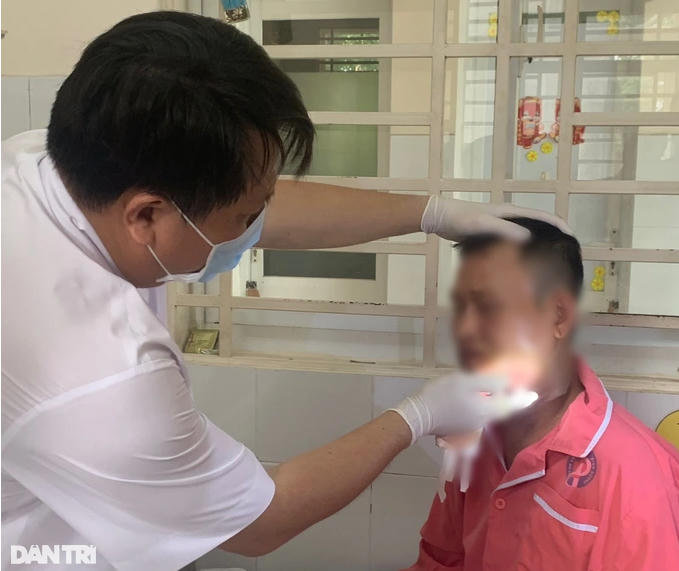 Bác sĩ thăm khám cho anh P. sau khi gắp thành công viên đạn ra khỏi hàm mặt (Ảnh: Phạm Diện).