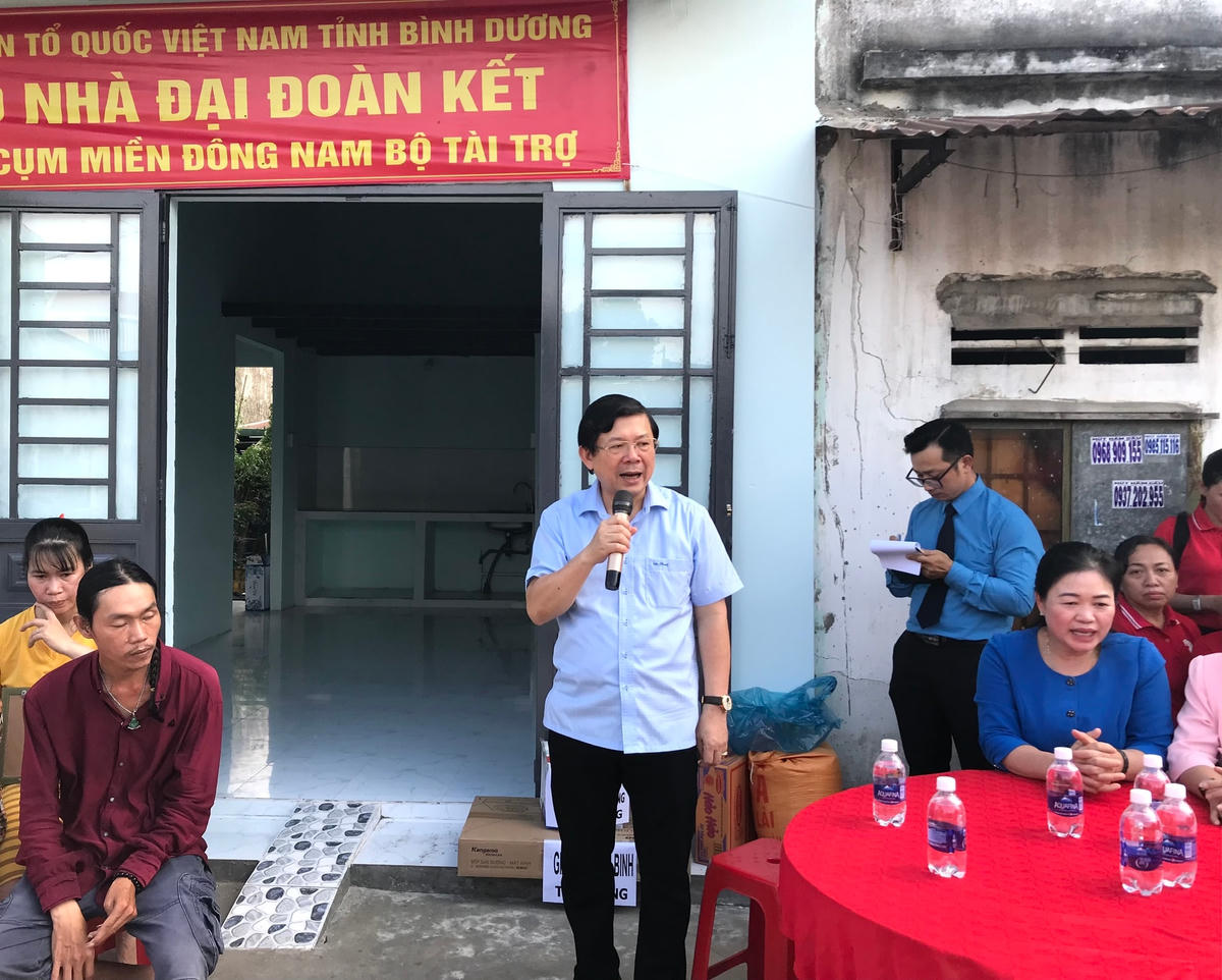 Phó Chủ tịch Nguyễn Hữu Dũng phát biểu tại gia đình bà Phan Thị Ngọc Thạch.