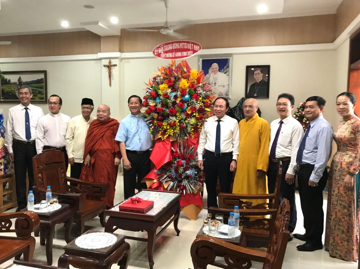 Phó Chủ tịch - Tổng Thư ký UBTƯ MTTQ Việt Nam chúc mừng Lễ Giáng sinh năm 2022 và chào đón năm mới 2023 tới Giám mục Giuse Nguyễn Tấn Tước.