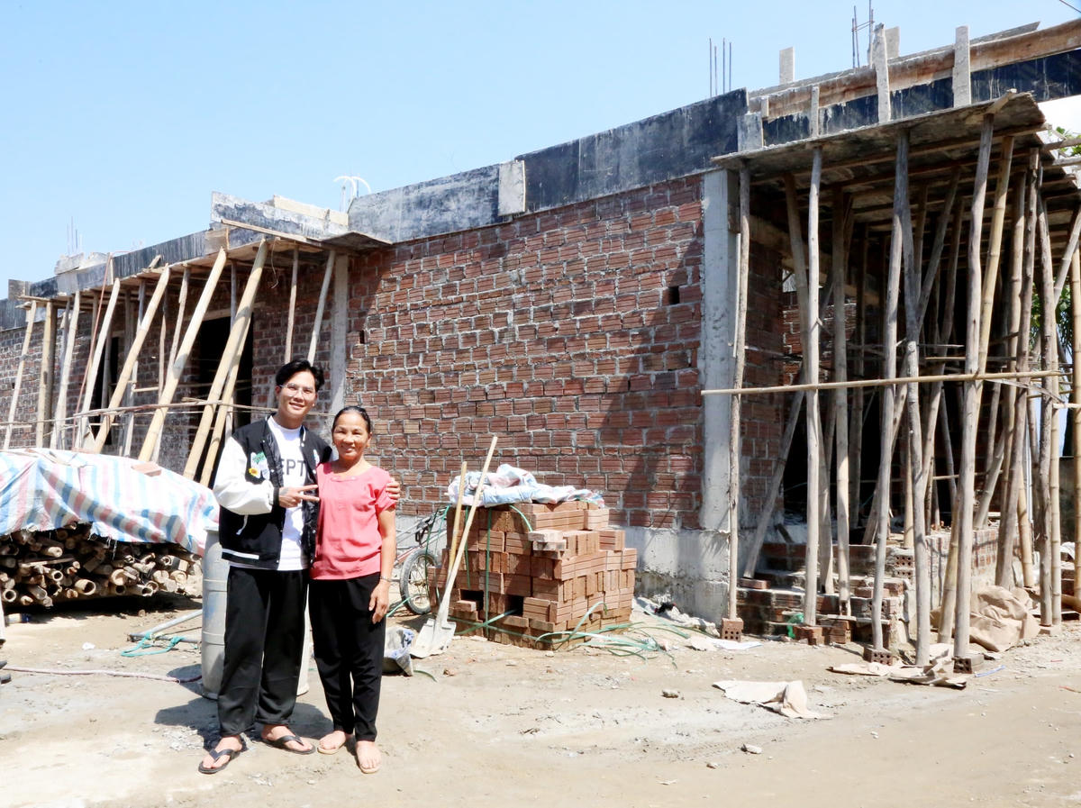 Sau gần 5 năm làm việc anh Quang để ra được khoản tiền gửi về cho mẹ xây dựng lại căn nhà.