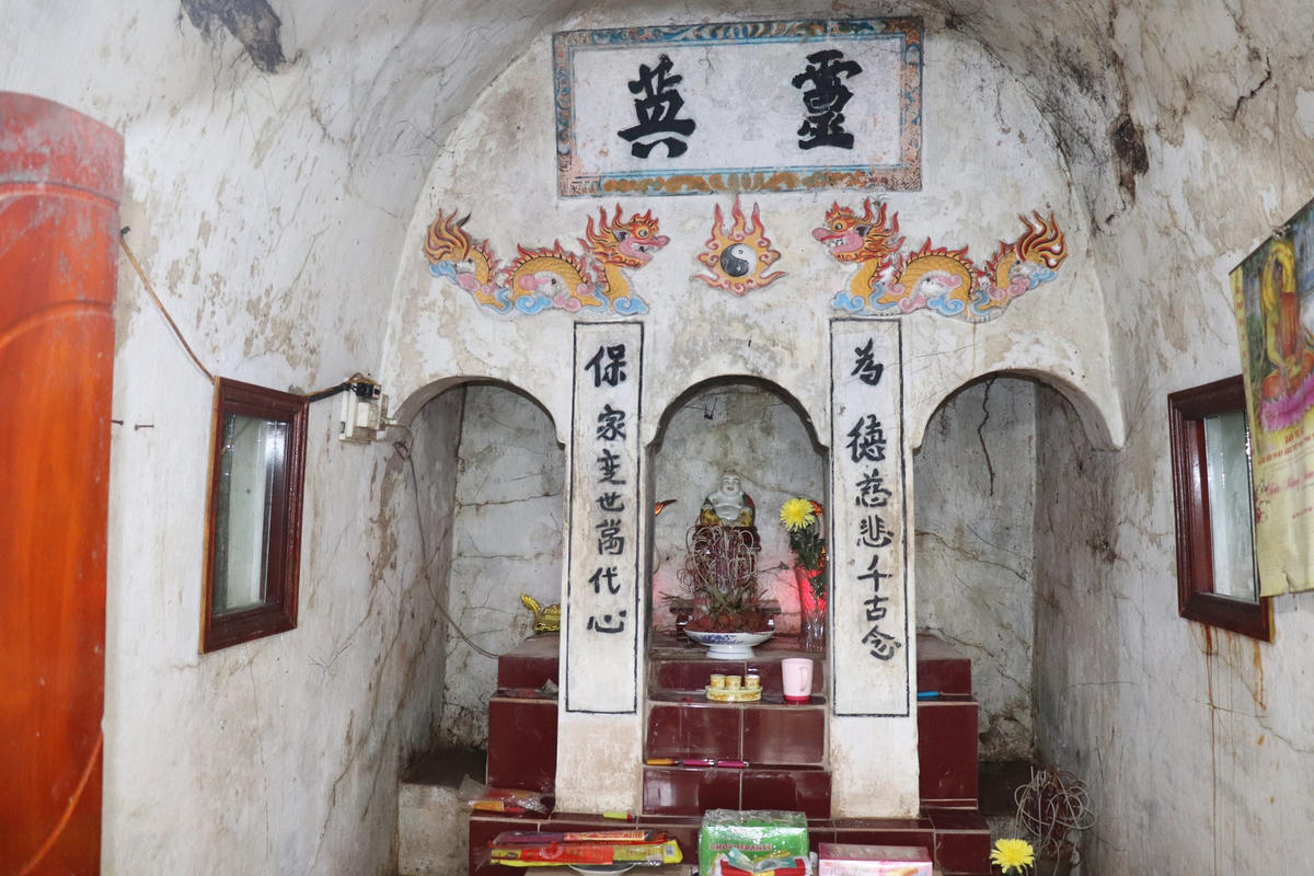 Bên trong ngôi miếu, phần tường đã bị thấm dột và xuống cấp, rất cần được tu sửa kịp thời.