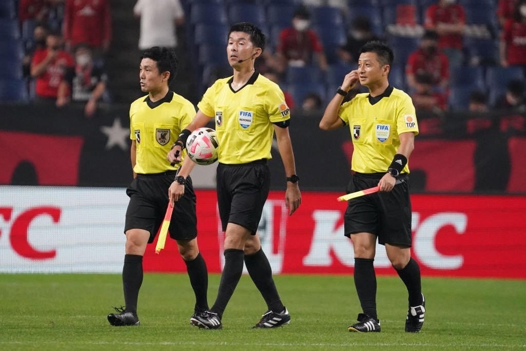 Trọng tài Araki Yusuke (giữa) (Ảnh: AFC).