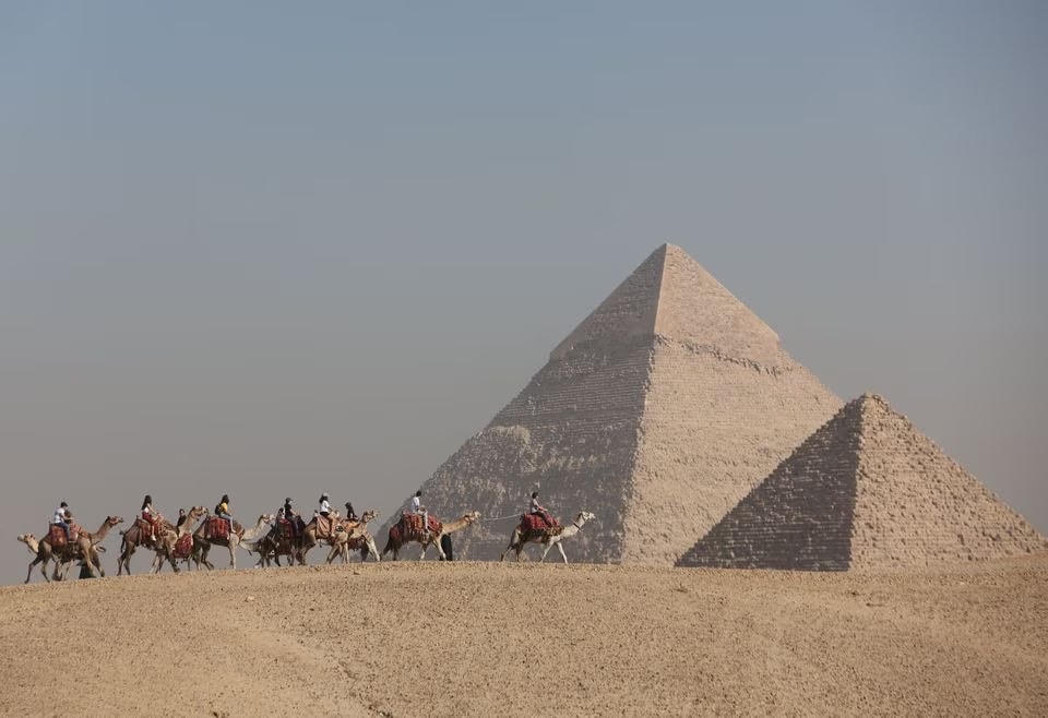 Du khách khám phá Đại Kim tự tháp Giza. Ảnh: Reuters.