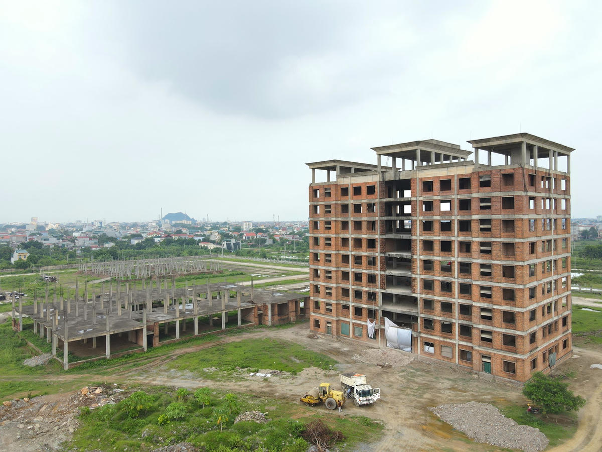 Thời điểm năm 2019, khi dự án được bàn giao về BQL dự án đầu tư xây dựng công trình dân dụng và công nghiệp tỉnh Ninh Bình thì toàn bộ khu đất đã được san lấp và xây tường rào bao quanh. Phía bên trong, khu nhà hiệu bộ cao 9 tầng đã hoàn thiện xong phần thô; khu giảng đường A, B đã thi công xong phần móng và đổ cột tầng 1; khu nhà thư viện đã thi công xong phần sàn tầng 1.