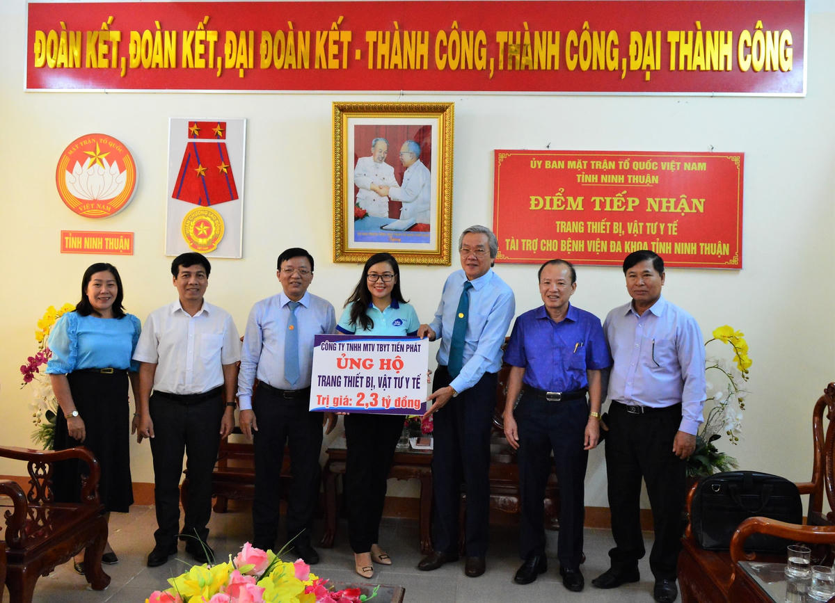 Công ty TNHH MTV TBYT Tiến Phát ủng hộ Máy xét nghiệm huyết học và các trang thiết bị y tế trị giá hơn  2,3 tỷ đồng.