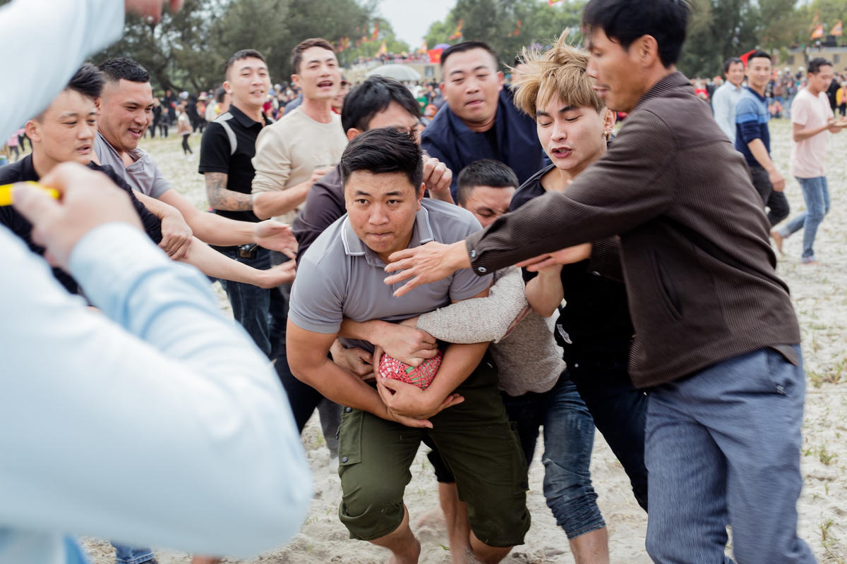 Sau phần nghi lễ tại đình, phần hội được tổ chức buổi chiều với lễ hội cướp cù và hội vật truyền thống. Lễ hội từ bao đời đã nổi tiếng khắp vùng phía Bắc Sông Gianh và được người dân tròng vùng truyền tụng trong dân gian qua câu ví, rằng: “Dù ai đi ngược về xuôi/ Nhớ ngày mùng 7 về coi cướp cù”.