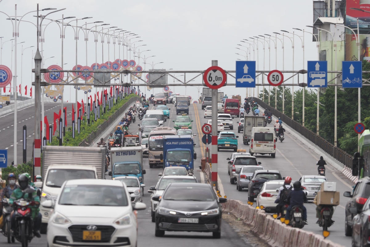 Cầu Vĩnh Tuy 2 hoàn thành và đưa vào hoạt động sẽ giảm tải cho cầu Vĩnh Tuy 1 thường xuyên ùn tắc, tăng cường lưu thông giữa hai bên bờ sông Hồng, đáp ứng nhu cầu vận tải đang tăng cao giữa trung tâm thủ đô với khu vực phía Bắc và Đông Bắc thành phố.