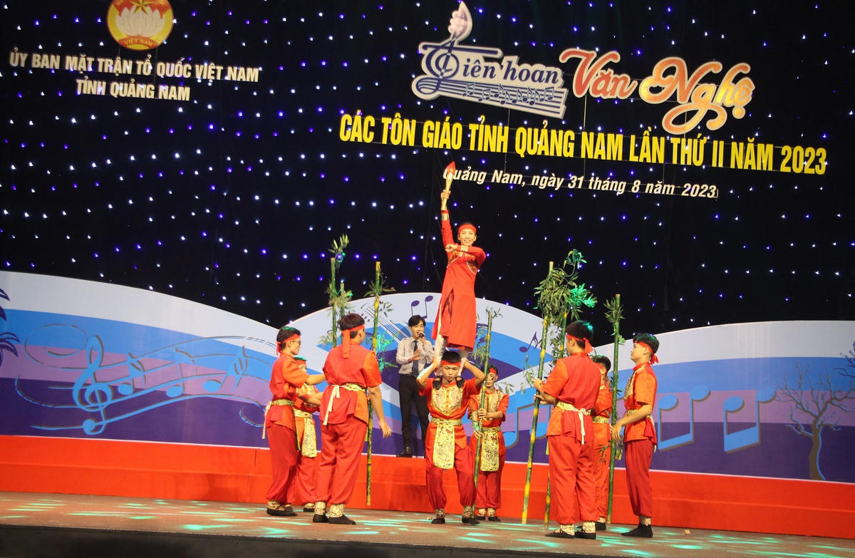 Nhiều tiết mục ca ngợi tình yêu quê hương đất.