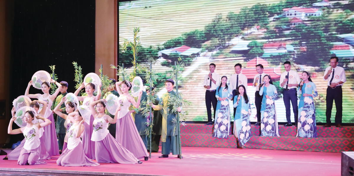 Hội thi diễn ra các phần thi rất ấn tượng, trong ảnh là phần thi Giới thiệu của đội Hưng Nguyên. Ảnh Điền Bắc.