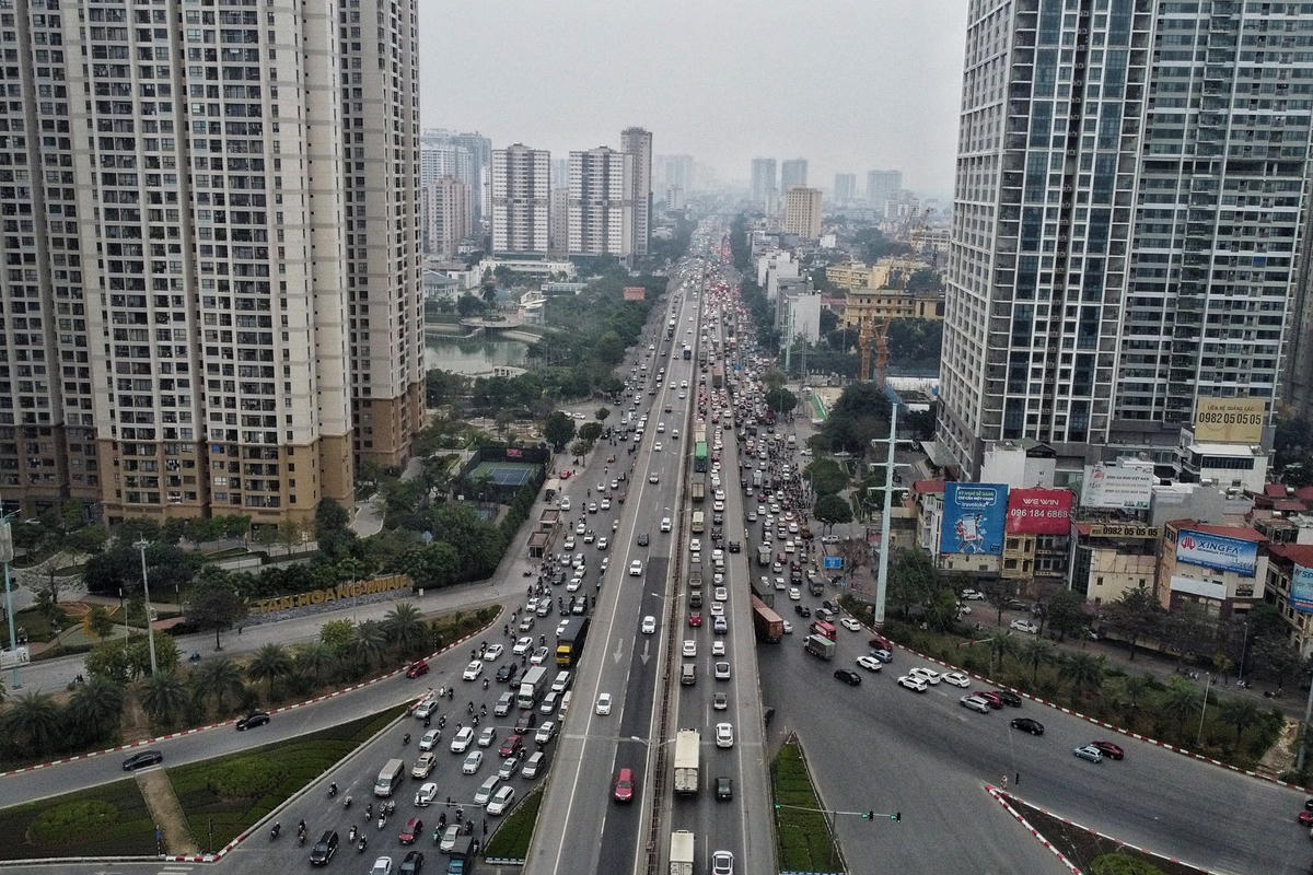 Càng về tối lượng phương tiện càng đông đúc hơn.