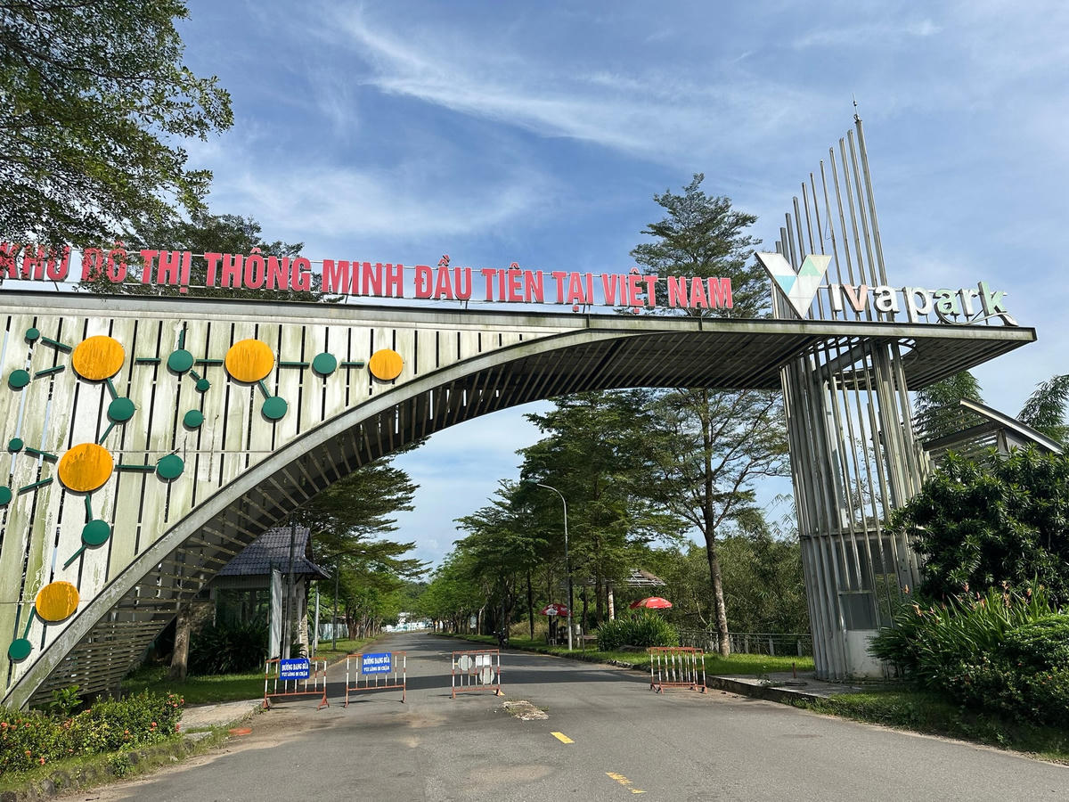 Chủ đầu tư đã rào chắn và cắt cử bảo vệ thường trực không cho người lạ ra vào dự án. Ảnh: Mạnh Thìn.