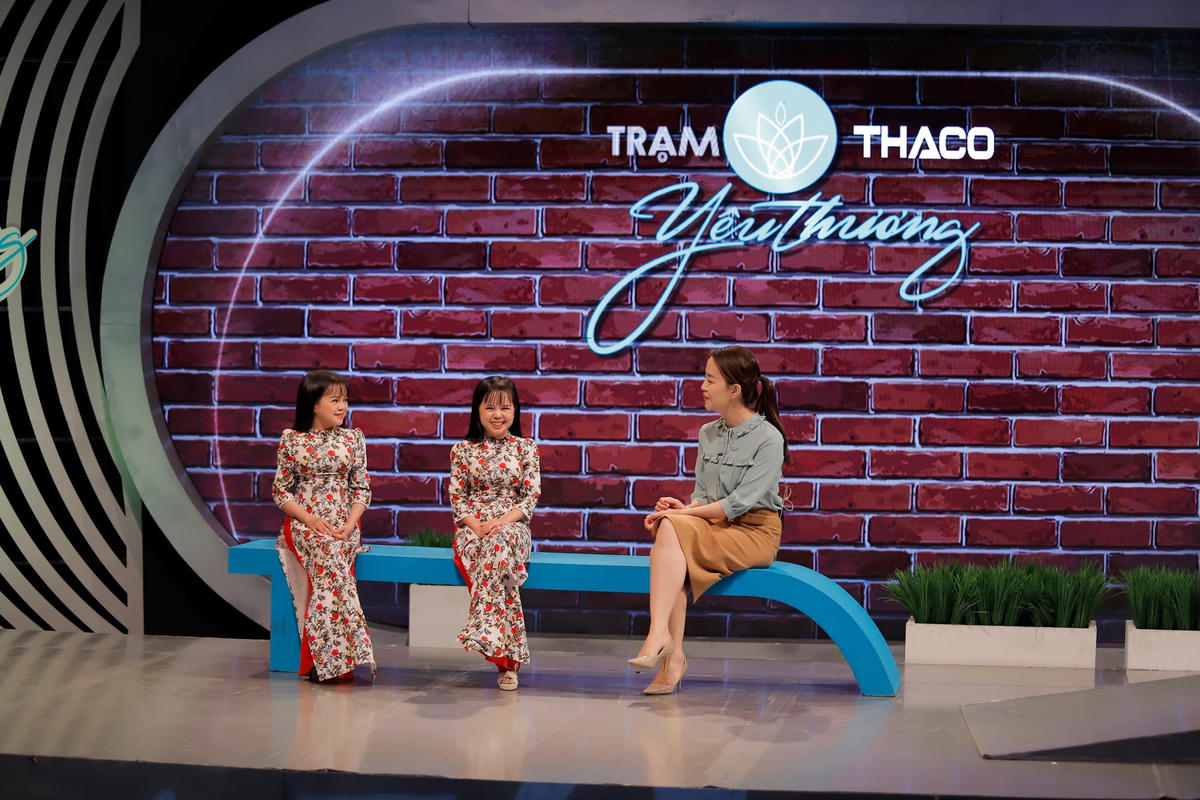 Thanh Hằng và Thanh Hà trong chương trình "Trạm yêu thương".