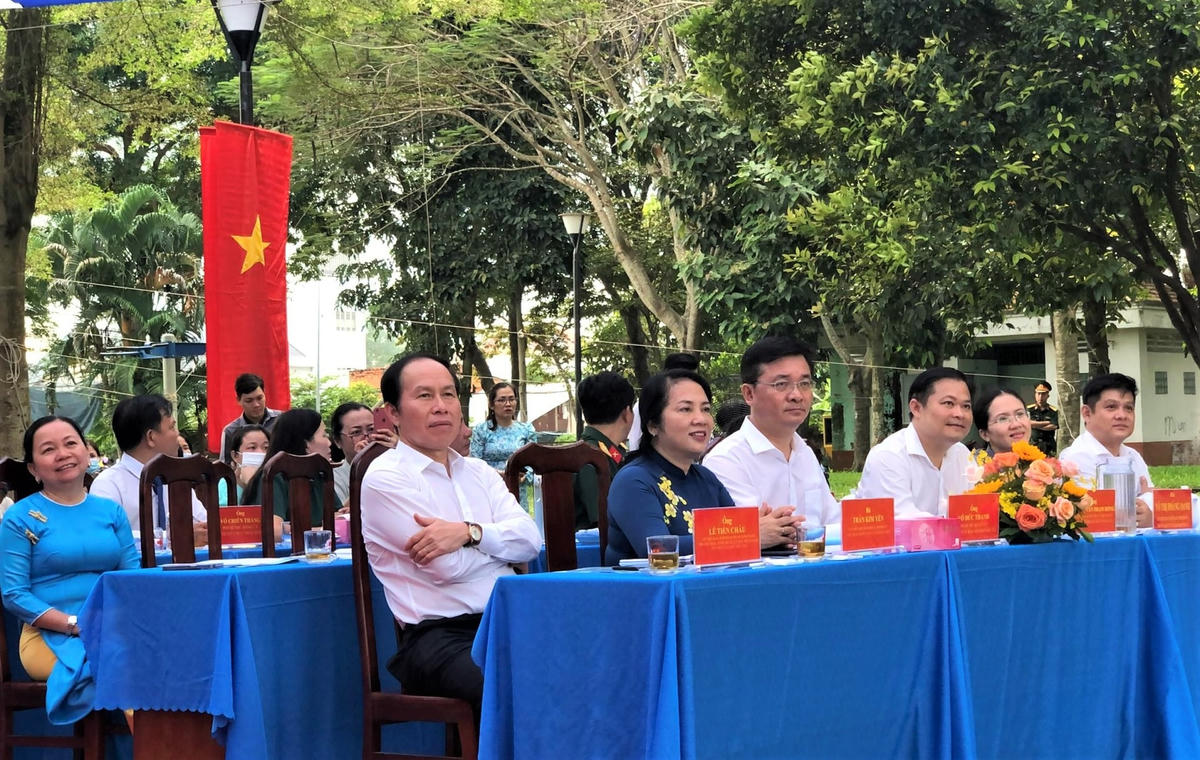 Phó Chủ tịch - Tổng Thư ký Lê Tiến Châu (hàng đầu) tại Ngày hội Đại đoàn kết toàn dân tộc năm 2021 tại xã Bình Chánh, huyện Bình Chánh, TP HCM.