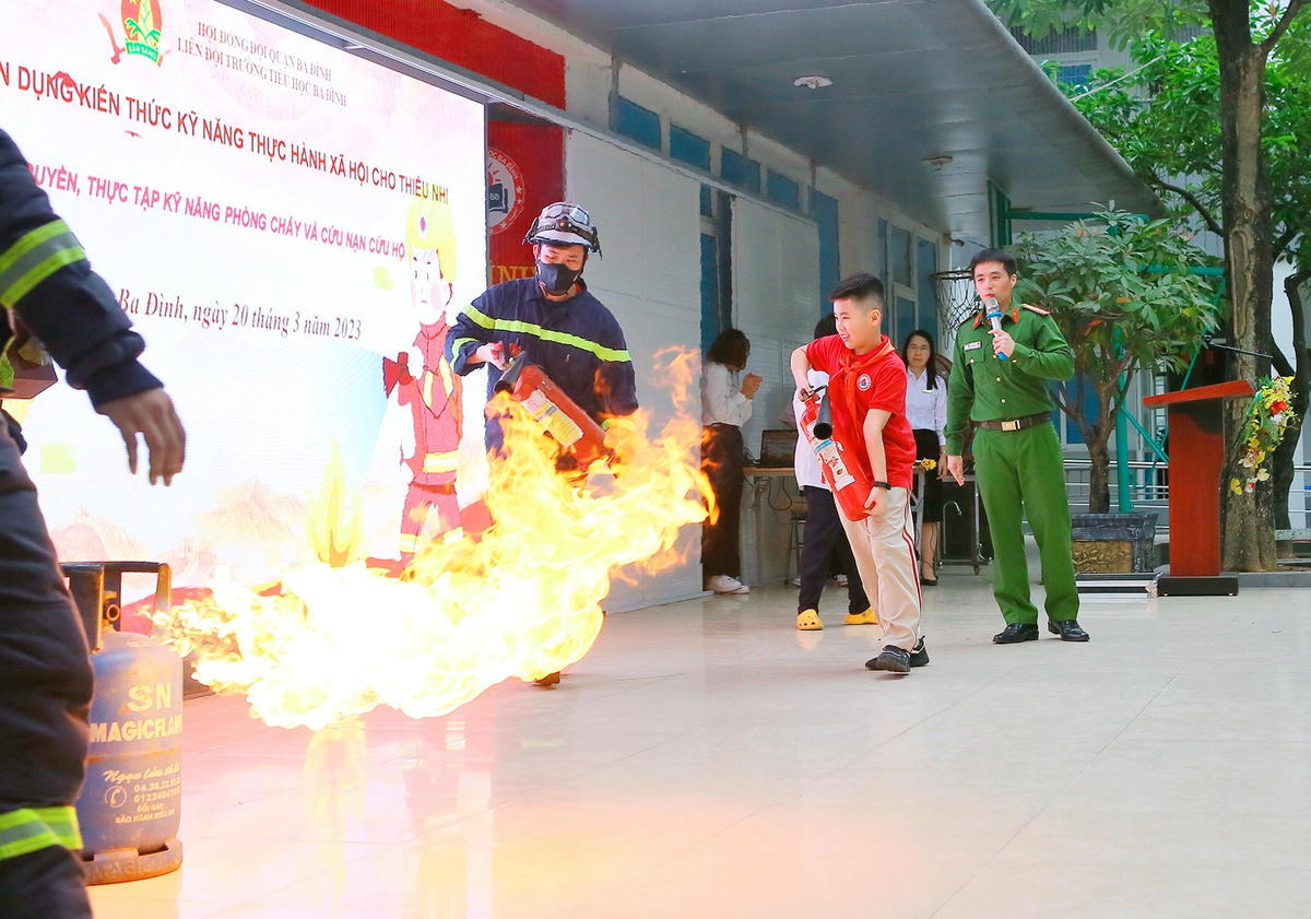 Học sinh trường Tiểu học Ba Đình (quận Ba Đình, Hà Nội) tham gia thực tập phương án phòng cháy chữa cháy. Ảnh: NTCC.