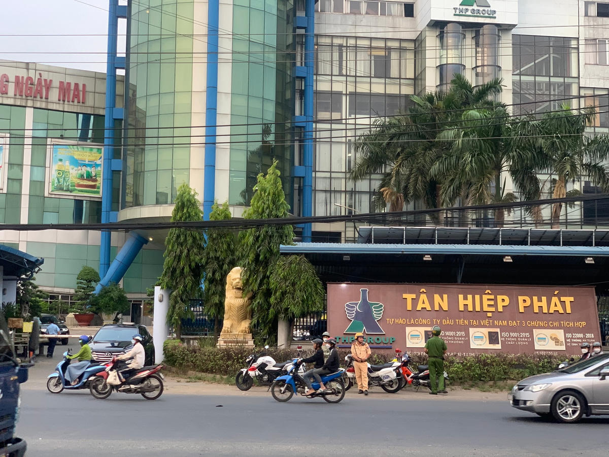 Lực lượng CSCĐ và CSGT phong tỏa và điều phối phân luồng giao thông bên ngoài trụ sở công ty Tân Hiệp Phát trên đại lộ Bình Dương chiều 10/4. (Ảnh: K.D.).