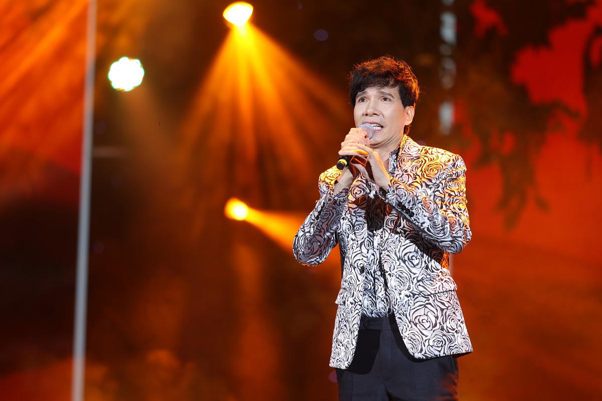 Ca sĩ Hồ Quang 8.