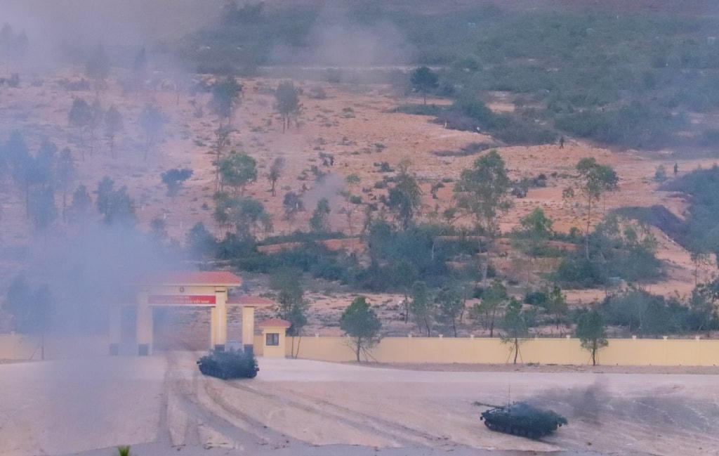 Thực hành thực binh bắn đạn thật đề mục "Tiểu đoàn bộ binh tiến công địch đổ bộ đường không khu vực điểm cao 83". Ảnh: QMG.